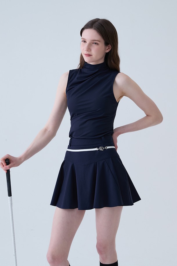 쿨 슬림 셔링 모크넥 나시 티셔츠 NAVY는 여성 골프 및 일상 활동에 적합한 여름용 민소매 티셔츠입니다. 부드러운 폴리에스테르 소재로 제작되어 시원한 냉감 기능과 땀 흡수 기능으로 쾌적한 착용감을 제공합니다. 슬림핏 디자인에 셔링 디테일이 더해져 스포티하면서도 미니멀한 스타일을 연출합니다. 모크넥 라인으로 세련된 느낌을 주며, 네이비 컬러가 어떤 의상에도 쉽게 매치됩니다. 얇은 두께감으로 활동성을 높인 실용적인 아이템입니다.
