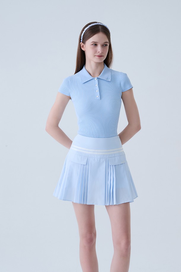 플랩 언발란스 플리츠 스커트 (BLUE)는 여성 골프룩을 위한 스포티한 스타일의 플리츠 스커트입니다. 시원한 봄, 여름 계절에 어울리는 얇은 두께감과 부드러운 폴리에스테르 소재로 제작되었습니다. 언밸런스한 플레어 플리츠 디자인과 플랩 디테일이 특징이며, 레귤러핏으로 편안하게 착용할 수 있습니다. 무지 패턴의 블루 컬러가 세련된 느낌을 줍니다. 골프 활동 시 활동성과 스타일을 동시에 만족시키는 아이템입니다.
