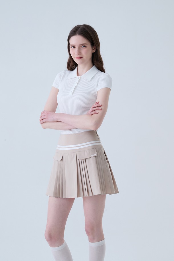 슬림 골지 카라 캡소매 니트 WHITE는 여성용 상의로, 봄, 여름 시즌에 적합한 슬림핏 니트입니다. 부드러운 촉감의 니트 소재에 화이트 컬러로 미니멀하고 클래식한 스타일을 연출합니다. 캡소매 디자인과 골지 패턴, 카라 디테일이 특징이며, 특히 골프룩에 잘 어울립니다. 레귤러 기장으로 다양한 하의와 매치하기 용이하며, 슬림핏으로 여성스러운 실루엣을 강조합니다.
