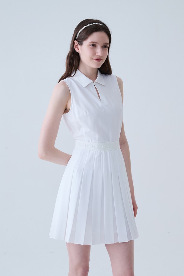 **프린세스 플리츠 나시 원피스 WHITE**는 여성스러운 실루엣을 강조하는 플리츠 디테일의 민소매 원피스입니다. 깨끗하고 시원한 화이트 컬러에 홀터넥 디자인으로, 봄, 여름 시즌에 산뜻하게 착용하기 좋습니다. 레귤러핏으로 편안하며, 플레어 치마 타입으로 여성스러운 분위기를 연출합니다. 데이트룩, 카페룩, 여행룩 등 다양한 TPO에 클래식하고 미니멀한 스타일을 더해보세요.
