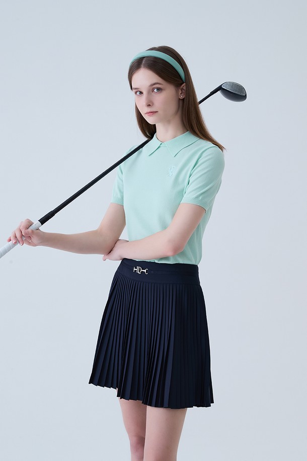 라운드 넥 카라 니트 MINT는 여성 골프룩을 위한 상의입니다. 부드러운 촉감의 니트 소재로 제작되었으며, 봄, 여름 시즌에 착용하기 좋습니다. 라운드 넥과 카라 디자인, 반소매 기장으로 스포티하면서도 캐주얼한 스타일을 연출합니다. 레귤러핏이며 얇은 두께감으로 편안하게 활동할 수 있습니다. 민트 컬러의 무지 패턴이 미니멀한 매력을 더합니다.
