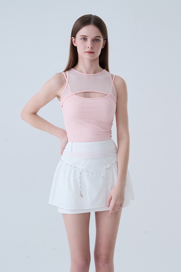 메쉬 컷아웃 나시 티셔츠 PINK는 여성용 상의로, 여름에 어울리는 페미닌 스타일의 슬림핏 티셔츠입니다. 핑크 컬러의 무지 디자인이며, 라운드넥에 민소매 기장으로 시원하게 착용할 수 있습니다. 가슴 부분 컷아웃 디자인과 메쉬 소재 디테일이 특징이며, 스포티한 무드를 더해줍니다. 데이트룩, 카페룩, 휴가룩 등 다양한 TPO에 스포티하면서도 미니멀한 스타일을 연출할 수 있습니다. 폴리에스테르와 스판덱스 혼방으로 제작되어 부드러운 촉감을 선사합니다.
