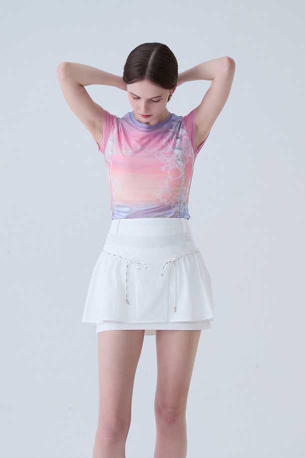 레이어드 셔링 스커트 WHITE는 여성 골프룩을 위한 스포티한 스타일의 A라인 스커트입니다. 봄, 여름 시즌에 적합하며, 부드러운 폴리에스테르 소재로 제작되어 얇지만 편안한 착용감을 제공합니다. 셔링 디테일과 레이어드 디자인이 특징이며, 플리츠 치마 타입으로 활동적인 움직임에도 자연스러운 핏을 유지합니다. 화이트 컬러의 미니멀한 디자인은 어떤 상의와도 잘 어울려 다양한 골프 스타일을 연출할 수 있습니다.
