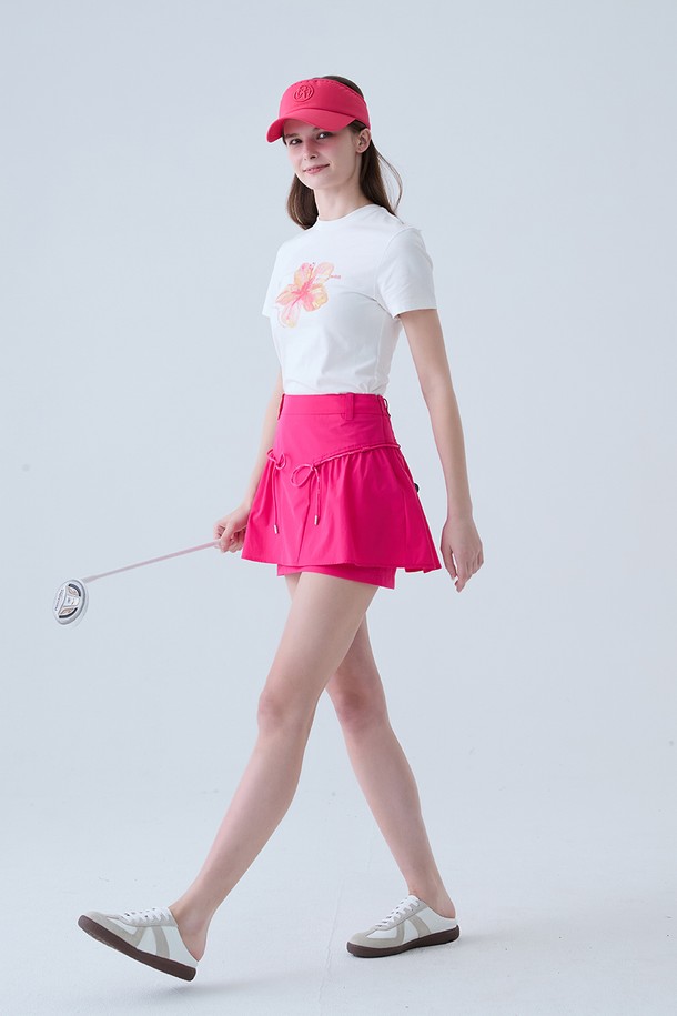 레이어드 셔링 스커트 핑크는 여성스러운 스타일을 연출하기 좋은 스커트입니다. 얇고 부드러운 폴리에스테르 소재로 제작되어 봄, 여름 시즌에 시원하게 착용할 수 있습니다. A라인 핏과 루즈핏으로 편안하면서도 스포티한 무드를 자아내며, 하이웨스트 디자인과 셔링 디테일이 특징입니다. 골프, 스포츠 활동은 물론, 휴가룩으로도 활용하기 좋은 캐주얼 스타일의 아이템입니다.
