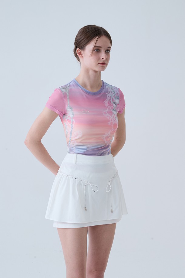 핑크 컬러의 펄 프린트 반팔 티셔츠입니다. 라운드넥 디자인에 레귤러핏으로 제작되어 편안하게 착용 가능합니다. 봄, 여름 시즌에 어울리는 얇은 두께감으로 시원하게 입을 수 있으며, 일상, 데이트룩, 카페룩 등 다양한 TPO에 활용하기 좋습니다. 캐주얼, 미니멀, 걸리시한 스타일을 연출하기 좋으며, 펄 프린트 디테일이 돋보이는 제품입니다.
