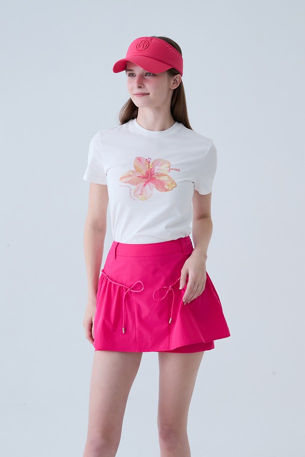 화사한 플라워 프린트가 돋보이는 플라워 프린트 반팔 티셔츠 WHITE입니다. 부드러운 면 소재로 제작되어 편안한 착용감을 선사하며, 얇은 두께감으로 봄, 여름 시즌에 시원하게 입기 좋습니다. 라운드넥과 레귤러핏 디자인으로 캐주얼하고 미니멀한 스타일을 연출하며, 데이트룩 또는 카페룩에 잘 어울립니다. 로맨틱한 무드를 더해주는 플라워 프린트 디테일이 특징입니다. 여성스러운 매력을 강조하는 데일리 티셔츠입니다.
