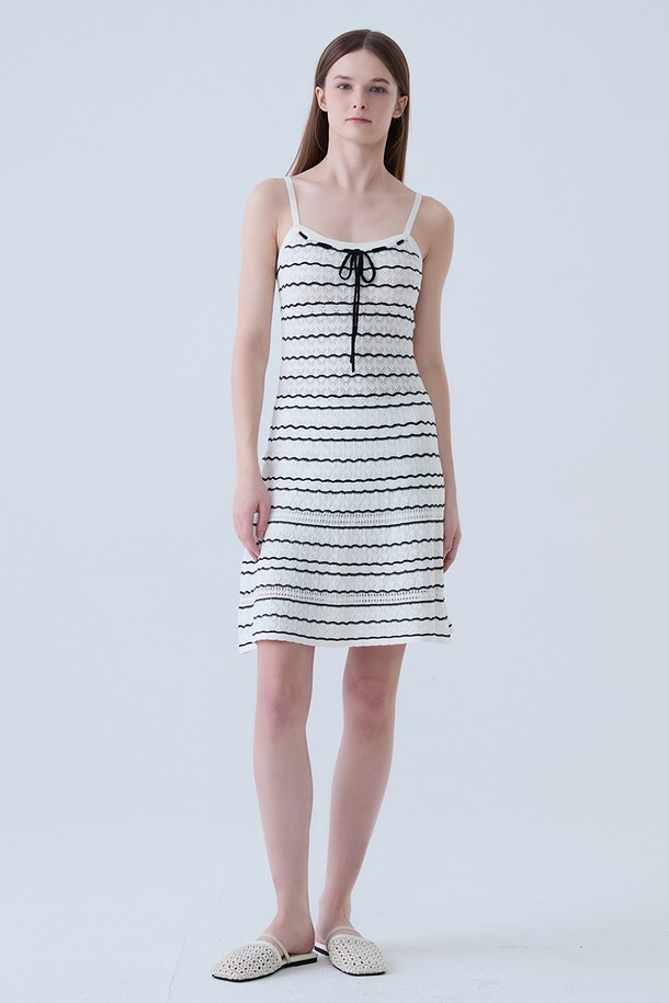 아이보리 컬러의 크로셰 니트 원피스입니다. 부드러운 촉감의 니트 소재와 시원한 스트라이프 패턴, 미니 기장의 H라인 스커트가 어우러져 캐주얼한 무드를 연출합니다. 스퀘어 넥과 민소매 디자인으로 여성스러운 실루엣을 강조하며, 스트랩과 리본 디테일이 사랑스러움을 더합니다. 봄, 여름 시즌 데이트룩, 카페룩, 여행룩 등 다양한 TPO에 활용하기 좋으며, 미니멀하고 로맨틱한 스타일을 연출할 수 있습니다. 레귤러핏으로 편안하게 착용 가능합니다.
