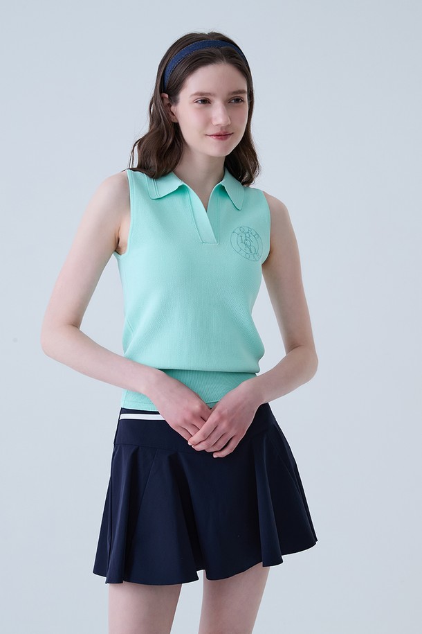 싱그러운 민트 컬러가 돋보이는 시그니쳐 카라 나시 니트입니다. 여성 골프웨어로, 여름 시즌에 시원하게 착용하기 좋습니다. 부드러운 니트 소재로 제작되었으며, 레귤러 핏과 민소매 디자인이 편안함을 선사합니다. 스포티하면서도 클래식한 매력을 동시에 느낄 수 있는 무지 패턴의 카라 니트이며, 골프룩으로 활용하기에 적합합니다.
