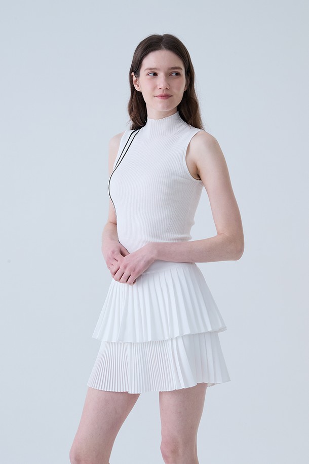 슬림 골지 모크넥 나시 니트 WHITE는 여름 시즌 골프룩을 위한 여성 의류입니다. 부드러운 니트 소재로 제작되어 얇고 가벼운 착용감을 선사하며, 슬림핏 디자인으로 스포티한 무드를 연출합니다. 모크넥 라인과 민소매 스타일이 특징이며, 골프웨어로 활용하기 좋은 아이템입니다. 깔끔한 화이트 컬러로 다양한 하의와 매치하여 미니멀한 스타일을 완성할 수 있습니다.
