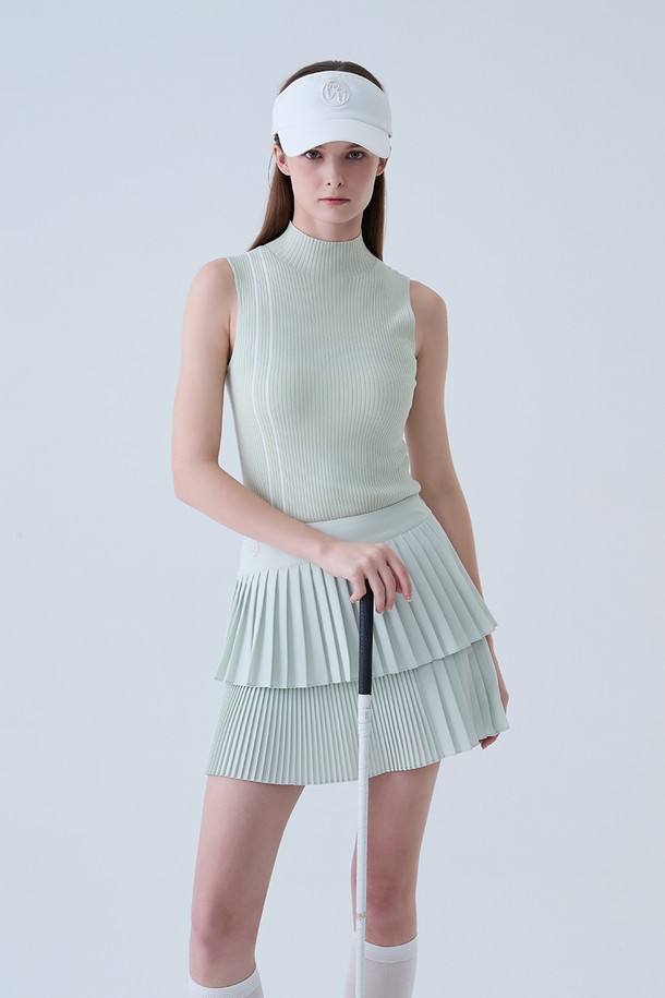 라이트 그린 컬러의 슬림 골지 모크넥 나시 니트입니다. 부드러운 니트 소재로 제작되어 봄, 여름 시즌에 시원하게 착용하기 좋습니다. 미니멀하고 베이직한 디자인으로 어떤 골프룩에도 잘 어울리며, 슬림핏으로 여성스러운 실루엣을 연출합니다. 골지 패턴이 은은한 포인트를 더하며, 민소매 디자인으로 활동성을 높였습니다. 여성 골프 의류로, 필드 위에서 스타일리시함을 돋보이게 합니다.
