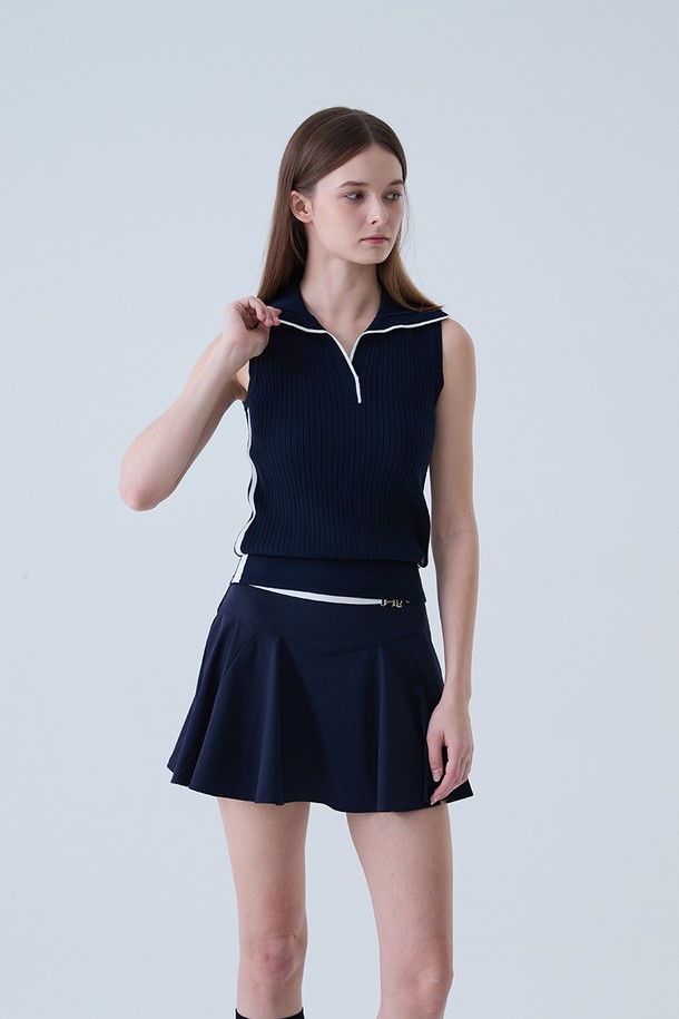 네이비 컬러의 골지 배색 카라 나시 니트입니다. 여름 시즌, 골프 및 일상에서 클래식하고 스포티한 무드를 연출하기 좋습니다. 얇은 두께감의 니트 소재로 제작되었으며, 레귤러 핏과 민소매 디자인이 특징입니다. 카라넥과 배색 디테일이 더해져 세련된 스타일을 완성합니다.
