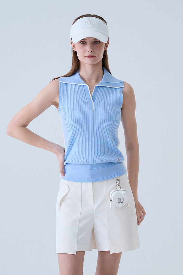 **골지 배색 카라 나시 니트 BLUE**

여성 골프룩에 적합한 스포티한 무드의 골지 배색 카라 나시 니트입니다. 시원한 블루 컬러에 민소매 디자인으로, 여름철에도 쾌적하게 착용할 수 있습니다. 레귤러핏으로 제작되어 활동성을 높였으며, 니트 소재의 골지 패턴이 은은한 포인트를 더합니다. 카라넥 디자인으로 세련된 스타일을 연출할 수 있습니다.
