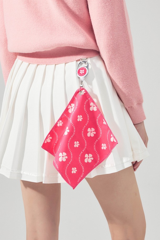 LLC 볼타올 PINK는 여성 골프를 위한 흡습 기능의 클립형 타올입니다. 핑크와 화이트 투톤 디자인으로 제작되었으며, 면 소재를 사용하여 부드러운 사용감을 제공합니다. 타올 전면에는 로고 프린팅이 되어 있어 디자인 포인트를 더했습니다. 골프 라운딩 시 유용하게 사용할 수 있는 필수 아이템입니다.
