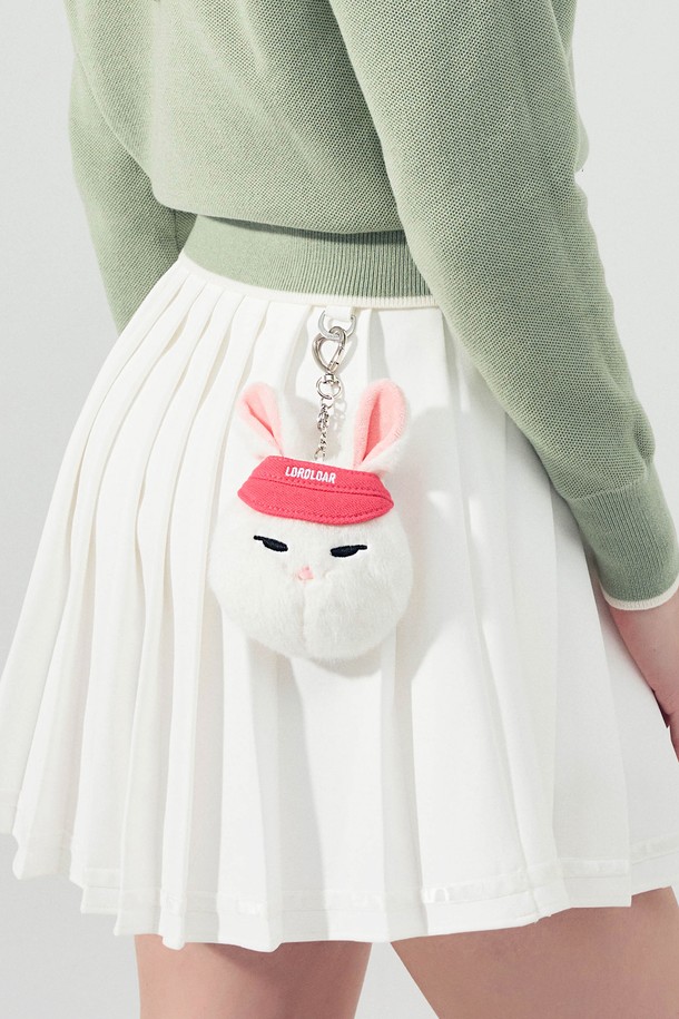 버디버니 볼파우치 WHITE는 골프룩에 잘 어울리는 스포티하고 캐주얼한 스타일의 볼파우치입니다. 깔끔한 화이트 컬러로 다양한 골프 의류와 코디가 용이하며, 스몰 사이즈로 휴대성을 높였습니다. 골프 용품을 안전하게 보관할 수 있도록 디자인되었으며, 심플한 디자인으로 어떤 스타일에도 잘 어울립니다. 버디버니만의 감각적인 디자인이 돋보이는 이 볼파우치는 필드 위에서 당신의 스타일을 더욱 돋보이게 해줄 것입니다.
