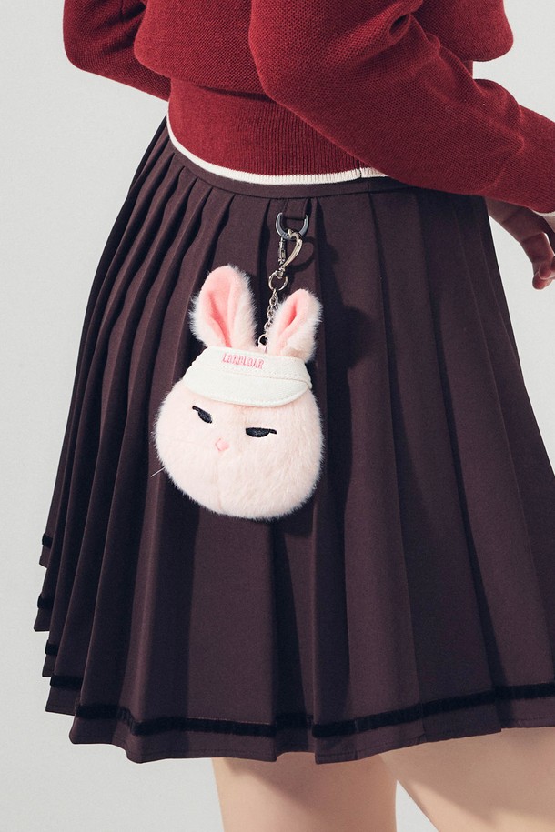 버디버니 볼파우치 PINK는 골프룩에 잘 어울리는 스포티한 디자인의 여성용 볼파우치입니다. 핑크 컬러로 제작되어 필드 위에서 화사함을 더하며, 골프 시 필요한 볼을 편리하게 휴대할 수 있도록 디자인되었습니다. 가방 모양은 볼을 안전하게 보관할 수 있도록 제작되었으며, 기능성을 강조하여 골프를 즐기는 여성 골퍼들에게 실용적인 아이템입니다.
