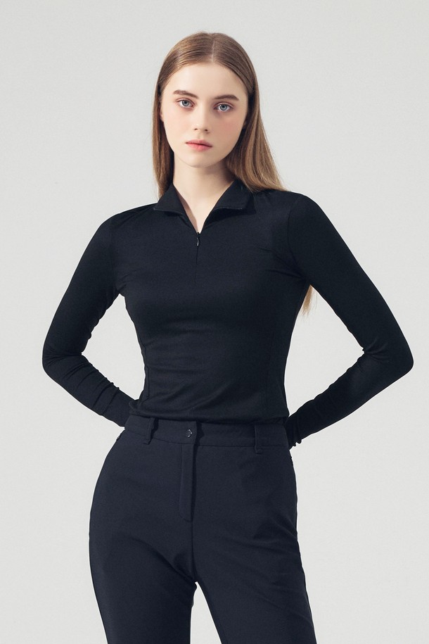 블랙 슬림 지퍼 카라넥 티셔츠는 여성 골프룩을 위한 이상적인 상의입니다. 봄, 여름, 가을에 착용하기 좋으며, 스포티하면서도 미니멀한 스타일을 연출합니다. 슬림핏 디자인과 차이나칼라 네크라인, 긴 소매 기장이 특징이며, 부드러운 촉감의 폴리에스테르 소재로 제작되었습니다. 얇은 두께감과 지퍼 여밈 방식, 흡습, 냉감, 신축성 기능을 갖춰 활동성을 높였습니다. 무지 패턴으로 어떤 하의와도 잘 어울립니다.
