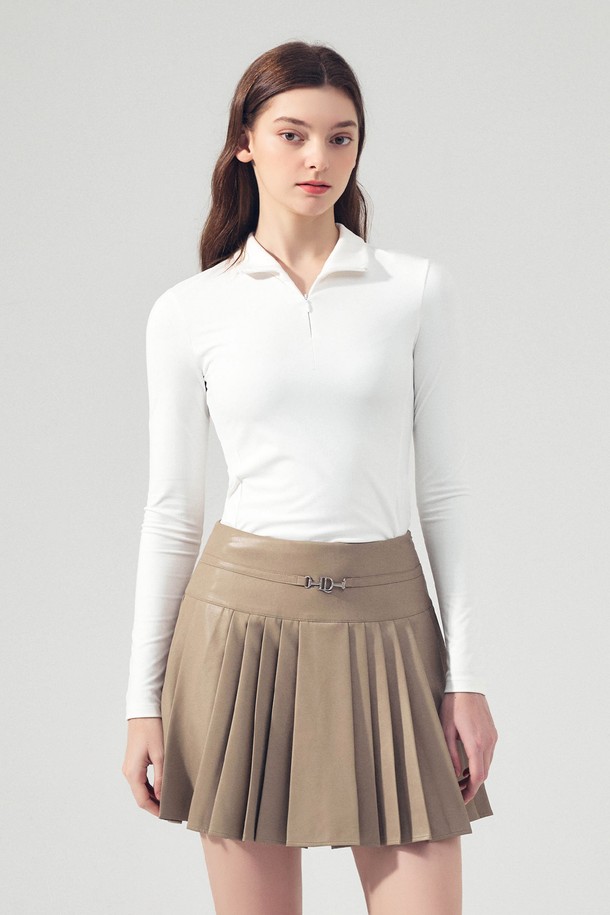 화이트 색상의 슬림 지퍼 카라넥 티셔츠입니다. 여성 골프룩 및 일상복으로 활용하기 좋으며, 봄, 여름에 적합한 얇은 두께의 긴소매 티셔츠입니다. 부드러운 폴리에스테르 소재로 제작되었으며, 슬림핏 디자인에 차이나칼라와 지퍼 디테일이 특징입니다. 흡습 및 냉감 기능으로 쾌적한 착용감을 선사하며, 스포티, 미니멀, 클래식한 스타일을 연출할 수 있습니다.
