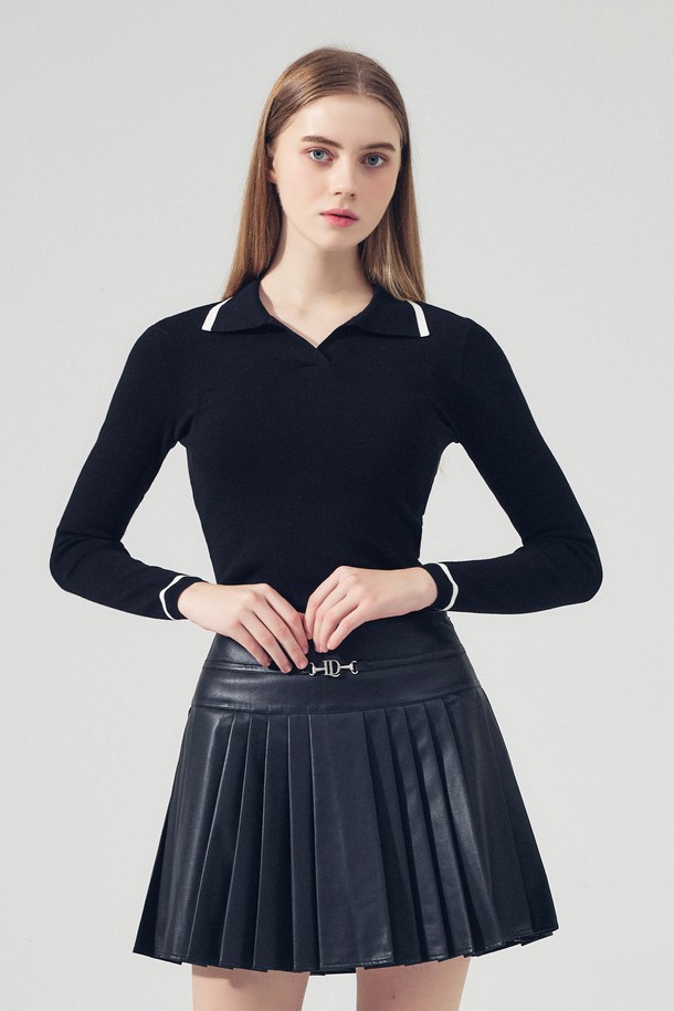 블랙 컬러의 라인 배색 카라 니트입니다. 여성 골프룩에 적합하며, 봄, 가을 시즌에 착용하기 좋습니다. 클래식한 스타일의 레귤러핏으로, 부드러운 니트 소재에 배색 디테일이 더해져 세련된 느낌을 줍니다. 긴 소매와 카라넥 디자인이 특징이며, 중간 두께감으로 간절기에 활용하기 좋습니다.
