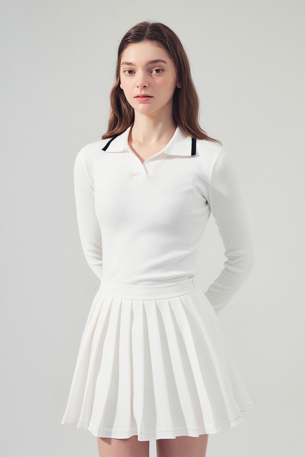 **라인 배색 카라 니트 WHITE**는 여성 골프룩을 위한 클래식 스타일의 니트입니다. 부드러운 촉감의 니트 소재로 제작되었으며, 봄, 가을 시즌에 착용하기 좋습니다. 화이트 컬러 바탕에 배색 디테일이 포인트로 들어가 깔끔하면서도 세련된 느낌을 줍니다. 레귤러 핏과 긴 소매 기장으로 편안한 착용감을 선사하며, 라인 배색 카라넥 디자인이 특징입니다. 골프웨어뿐만 아니라 미니멀한 스타일을 선호하는 분들에게도 추천하는 아이템입니다.
