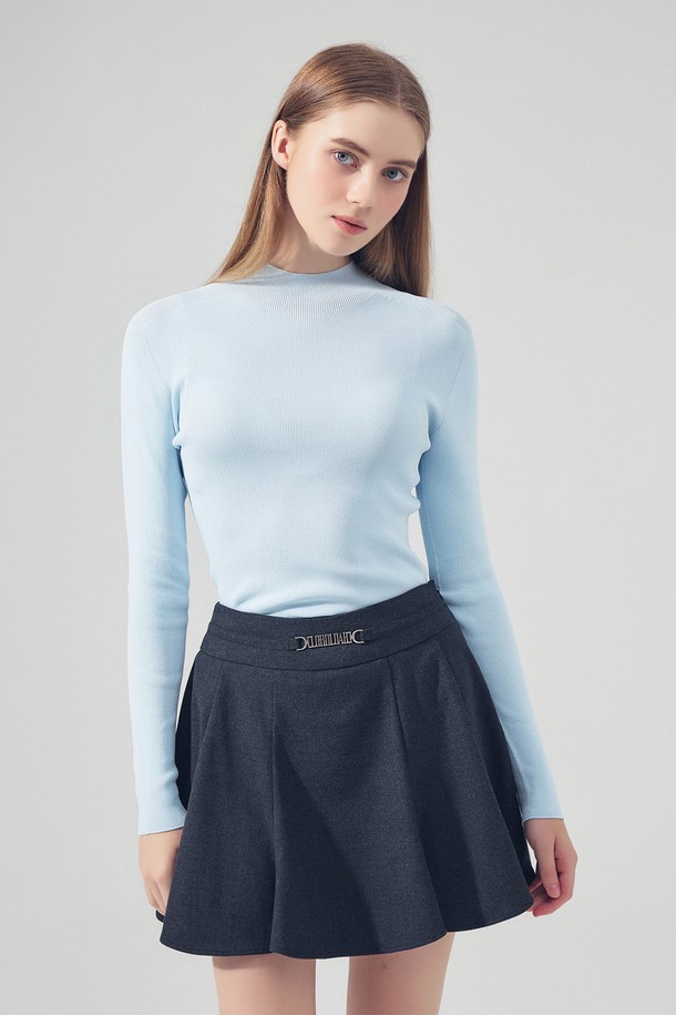 메탈 로고 A라인 플리츠 스커트 CHARCOAL는 여성 골프 및 일상용으로 제작된 스커트입니다. 차콜 컬러의 이 스커트는 사계절 내내 착용 가능하며, 스포티하면서도 베이직한 스타일을 연출합니다. 폴리에스테르, 레이온, 스판덱스 혼방 소재로 제작되어 부드러운 촉감과 신축성을 제공하며, 활동성을 고려한 디자인이 특징입니다. A라인 플리츠 디자인으로 플레어 치마 타입이며, 슬림핏 또는 레귤러핏으로 연출할 수 있습니다. 메탈 로고 장식과 이너팬츠 안감이 더해져 기능성과 스타일을 동시에 만족시키는 제품입니다.
