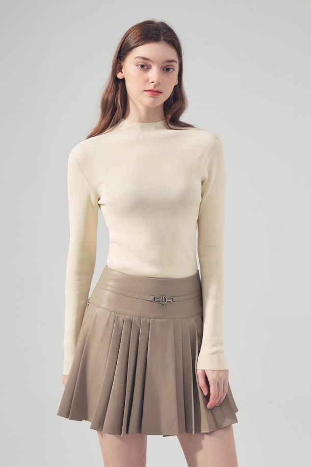 **홀가먼트 모크넥 니트 BEIGE**는 가을, 겨울에 골프 및 일상에서 활용하기 좋은 여성용 상의입니다. 부드러운 울 소재로 제작되어 뛰어난 보온성을 제공하며, 미니멀하고 클래식한 스타일을 연출합니다. 레귤러핏으로 편안하게 착용 가능하며, 모크넥 디자인과 긴 소매가 특징입니다. 홀가먼트 패턴으로 제작되어 깔끔하고 세련된 외관을 자랑합니다. 베이지 컬러로 다양한 하의와 매치하기 용이하여 활용도가 높습니다.
