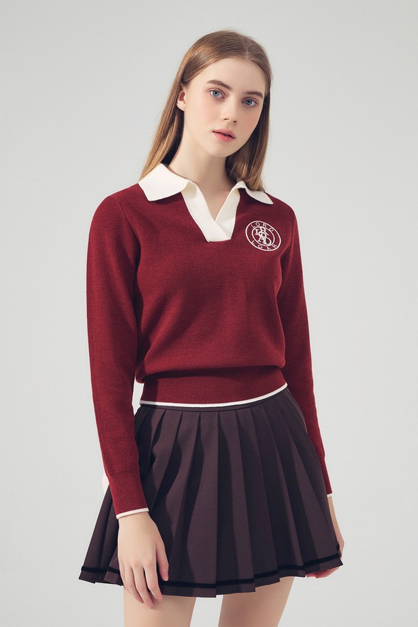 "시그니쳐 배색 카라 긴팔 니트 BURGUNDY"는 클래식하고 미니멀한 스타일을 추구하는 여성들을 위한 상의입니다. 가을과 겨울 시즌에 적합하며, 부드러운 촉감의 폴리에스테르, 아크릴, 나일론, 울 혼방 소재로 제작되었습니다. 레귤러핏과 슬림핏 두 가지로 출시되어, 취향에 맞게 선택할 수 있습니다. 버건디 컬러의 무지 디자인에 시그니처 심볼 자수 디테일이 더해져 고급스러움을 더합니다. 골프룩, 오피스룩, 겨울 데일리룩 등 다양한 TPO에 활용 가능하며, 소매 롤업 시 자연스러운 주름 실루엣이 연출됩니다.
