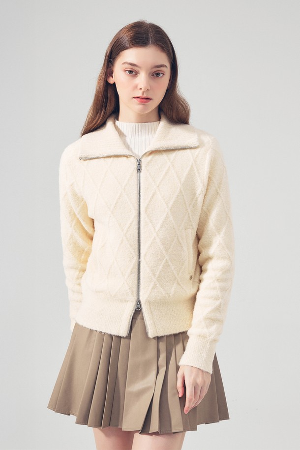 크림 컬러의 케이블 패턴이 돋보이는 여성용 방풍 집업 니트입니다. 가을, 겨울 시즌 골프 및 일상에서 캐주얼, 스포티하게 연출하기 좋습니다. 부드러운 촉감의 두꺼운 니트 소재로 제작되었으며, 크롭 기장과 레귤러핏으로 편안한 착용감을 선사합니다. 집업 스타일로 간편하게 여밀 수 있으며, 필드 위에서도 스타일리시함을 잃지 않도록 디자인되었습니다.
