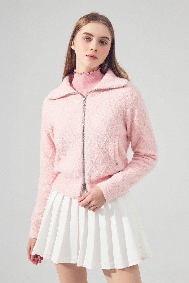 핑크 컬러의 케이블 방풍 집업 니트입니다. 여성 골프 및 일상복으로 활용 가능하며, 봄, 가을, 겨울 세 계절 모두 착용할 수 있습니다. 부드러운 니트 소재로 제작되었으며, 촘촘한 케이블 패턴과 레귤러핏 디자인으로 캐주얼하면서도 스포티한 스타일을 연출합니다. 두꺼운 두께감과 방풍 기능으로 추운 날씨에도 따뜻하게 몸을 보호해 주며, 집업 디자인으로 간편하게 착용할 수 있습니다.
