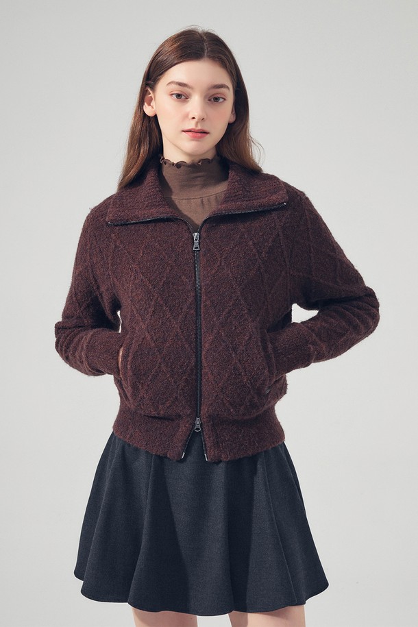 브라운 컬러의 케이블 패턴이 돋보이는 여성용 방풍 집업 니트입니다. 가을, 겨울 시즌에 골프 및 일상에서 캐주얼하고 스포티한 스타일을 연출하기 좋습니다. 부드러운 촉감의 두꺼운 니트 소재로 제작되어 따뜻하게 착용할 수 있으며, 하이넥 디자인과 집업 스타일로 보온성을 높였습니다. 레귤러핏으로 편안하게 착용 가능하며, 골프웨어로도 활용할 수 있습니다. 긴 소매 기장의 크롭 기장으로 세련된 핏을 선사합니다.
