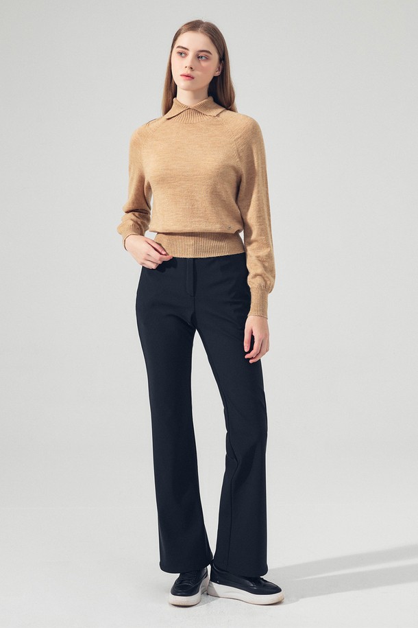 엘라스틱 본딩 부츠컷 슬랙스 BLACK는 여성 골프룩과 일상룩에 모두 활용 가능한 슬랙스입니다. 베이직한 스타일의 블랙 컬러로, 사계절 내내 착용하기 좋습니다. 부드러운 촉감의 폴리에스테르 소재로 제작되었으며, 레귤러핏 부츠컷 디자인이 다리 라인을 더욱 돋보이게 합니다. 엘라스틱 밴딩 처리로 편안한 착용감을 선사하며, 미니멀하고 클래식한 스타일을 연출하기에 적합합니다.
