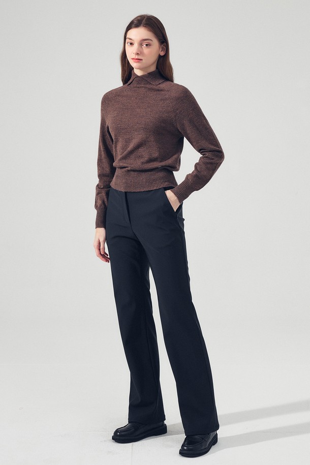 엘라스틱 본딩 스트레이트 슬랙스 BLACK는 여성 고객을 위한 슬랙스입니다. 고급스러운 블랙 컬러의 이 바지는 봄, 가을 시즌에 적합하며, 미니멀하고 베이직한 스타일을 연출합니다. 폴리에스터 소재로 제작되어 부드러운 촉감을 제공하며, 레귤러 핏과 스트레이트 바지 핏으로 편안한 착용감을 선사합니다. 엘라스틱 밴딩 처리로 활동성을 높였으며, 골프룩 또는 출근룩 등 다양한 TPO에 활용 가능합니다.
