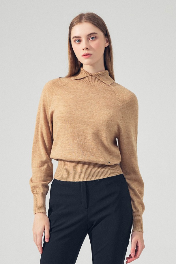 베이지 컬러의 앙고라 스탠 카라 홀가먼트 니트입니다. 부드러운 촉감의 앙고라 소재로 제작되어 가을, 겨울 시즌에 따뜻하게 착용할 수 있습니다. 레귤러핏으로 제작되었으며, 베이직하고 클래식한 스타일을 연출하여 골프룩 또는 일상복으로 활용하기 좋습니다. 홀가먼트 기법으로 제작되어 편안한 착용감을 선사하며, 긴 소매와 두꺼운 두께감으로 보온성을 높였습니다. 미니멀한 디자인으로 다양한 하의와 매치하여 스타일리시한 룩을 완성해보세요.
