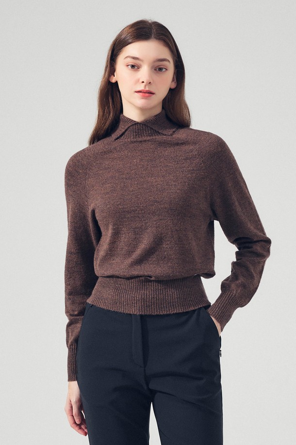 앙고라 스탠 카라 홀가먼트 니트 BROWN는 여성 골프룩과 일상룩에 모두 활용 가능한 니트입니다. 부드러운 앙고라 소재와 홀가먼트 공법으로 제작되어 뛰어난 착용감을 선사하며, 두께감이 있어 가을, 겨울철 따뜻하게 입을 수 있습니다. 베이직하고 클래식한 스타일로 다양한 하의와 매치하기 용이하며, 레귤러핏과 스탠드칼라 디자인이 세련된 느낌을 더합니다. 브라운 컬러의 무지 디자인은 미니멀하면서도 고급스러운 분위기를 연출합니다.
