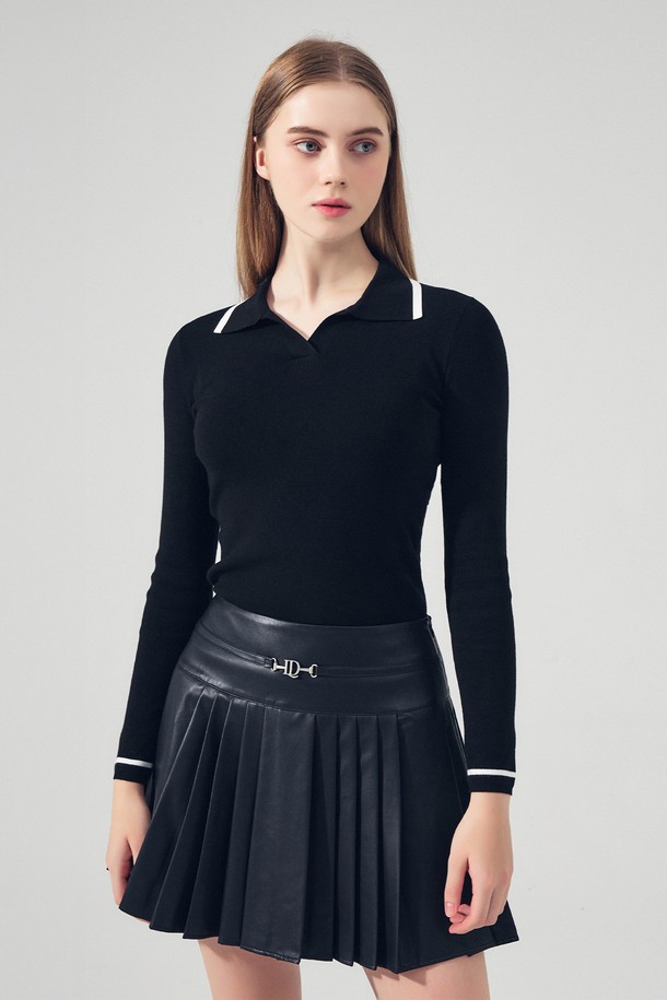 FAUX 레더 플리츠 스커트 BLACK는 여성 골프 및 일상용으로 적합한 미니스커트입니다. 부드러운 촉감의 인조 가죽 소재로 제작되었으며, A라인 핏과 플리츠 디자인이 특징입니다. 사계절 모두 착용 가능하며, 미니멀하고 클래식한 스타일을 연출합니다. 블랙 색상으로 어떤 상의와도 쉽게 매치하여 다양한 스타일을 완성할 수 있습니다. 특히 골프룩에 세련됨을 더해주는 아이템입니다.
