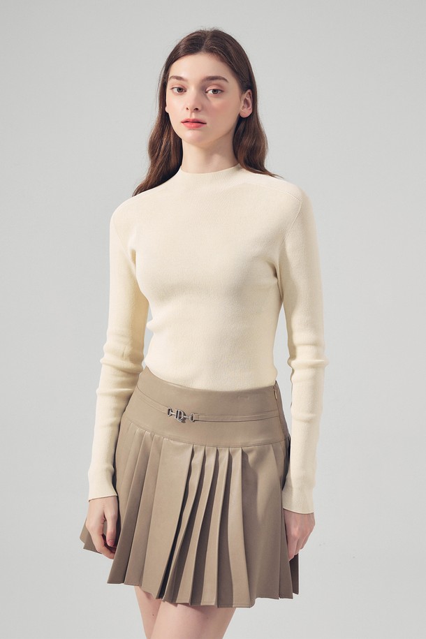 베이직하면서도 세련된 무드의 FAUX 레더 플리츠 스커트 베이지입니다. 봄, 가을 시즌에 적합하며, 미니멀하고 클래식한 스타일을 연출할 수 있습니다. 얇은 두께감의 인조 가죽 소재로 제작되어 뻣뻣한 촉감이 특징이며, 레귤러 핏으로 편안하게 착용 가능합니다. 골프웨어는 물론, 일상에서도 활용하기 좋은 플리츠 미니스커트입니다.
