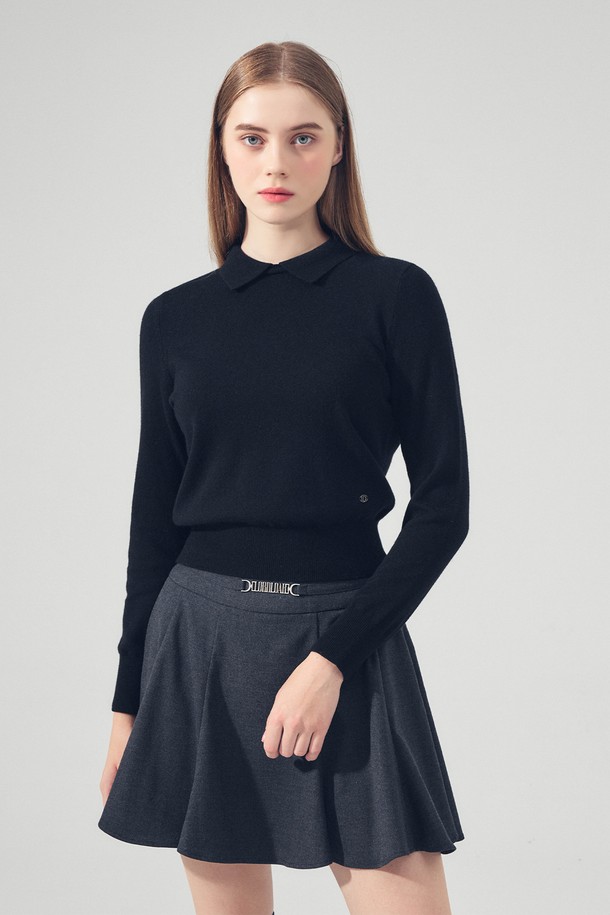 캐시미어 라운드 넥 카라 니트 BLACK는 여성 골프룩 또는 일상복으로 활용하기 좋은 니트입니다. 부드러운 촉감의 캐시미어 소재로 제작되어 가을, 겨울 시즌에 따뜻하게 착용할 수 있습니다. 레귤러핏에 라운드 넥과 카라 디테일이 더해져 베이직하면서도 클래식한 스타일을 연출합니다. 무지 디자인과 긴소매로 어떤 하의와도 잘 어울리며, 미니멀한 무드를 선호하는 분들께 추천합니다. 두께감 있는 소재로 보온성을 높였습니다.
