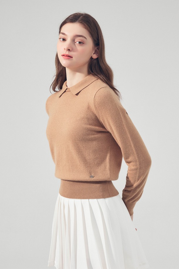 캐시미어 라운드 넥 카라 니트 BEIGE는 여성 골프 및 일상용으로 적합한 니트입니다. 가을, 겨울 시즌에 어울리는 두꺼운 두께감의 레귤러핏 긴소매 니트로, 부드러운 촉감의 캐시미어 소재로 제작되었습니다. 베이직하고 클래식한 스타일의 무지 디자인이며, 라운드 넥 카라가 특징입니다. 골프웨어 스타일 연출에도 용이하여, 미니멀한 스타일을 선호하는 고객에게 추천합니다.
