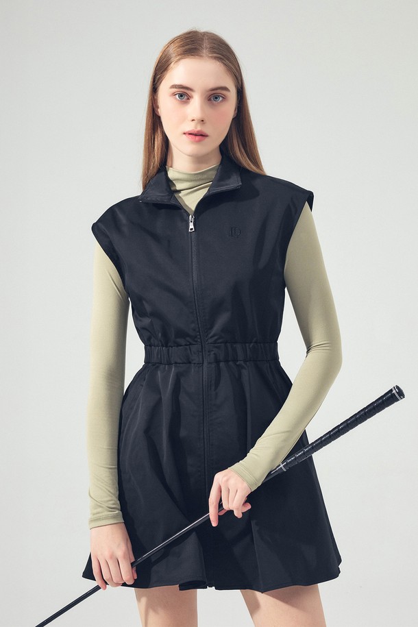 메모리 집업 원피스 BLACK은 캐주얼, 스포티, 미니멀 스타일을 추구하는 여성 의류입니다. 부드러운 촉감의 폴리에스테르 소재로 제작되어 봄, 가을에 적합하며, 플레어 디자인과 A라인 치마핏이 특징입니다. 하이넥 스탠드 칼라와 집업 여밈 방식이 세련된 분위기를 더하며, 민소매 기장과 얇은 두께로 편안한 착용감을 제공합니다. 일상 또는 산책룩으로 활용하기 좋으며, 블랙 컬러의 무지 디자인으로 다양한 스타일 연출이 용이합니다.
