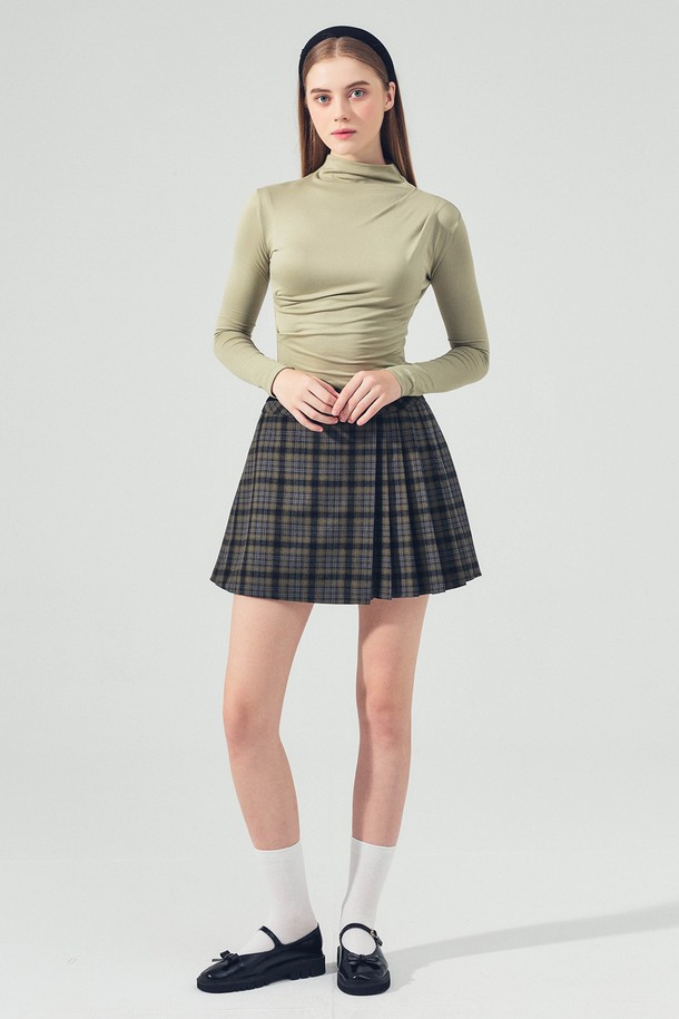 언발란스 체크 랩 플리츠 스커트 D/GREEN은 클래식과 스포티 무드를 동시에 연출하는 여성용 스커트입니다. 봄, 가을 시즌에 적합하며, 골프 및 일상복으로 활용 가능합니다. 부드러운 폴리에스테르 소재로 제작되었으며, 얇은 두께감으로 편안한 착용감을 제공합니다. 플리츠, 랩, 언밸런스 디자인이 돋보이며, 미니 기장의 레귤러핏으로 세련된 실루엣을 선사합니다. 체크 패턴과 D/GREEN 컬러가 어우러져 개성 있는 골프룩을 완성합니다.

