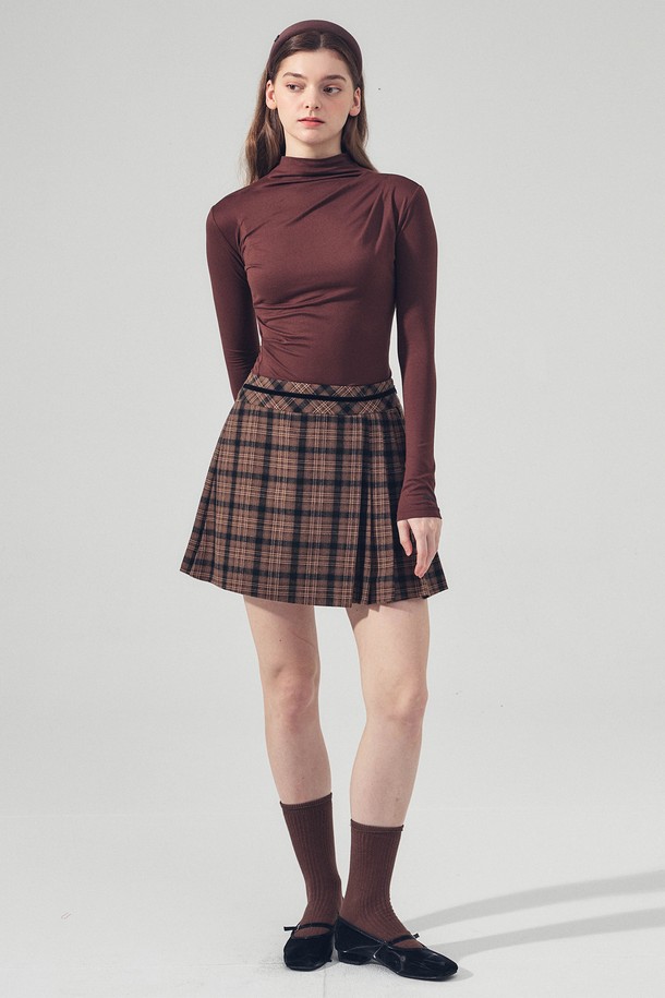 언발란스한 디자인이 돋보이는 브라운 컬러의 체크 랩 플리츠 스커트입니다. 부드러운 폴리에스테르 소재로 제작되어 편안한 착용감을 선사하며, 봄, 가을 시즌에 적합합니다. 플리츠, 랩, 언밸런스 디자인이 어우러져 클래식하면서도 캐주얼한 스타일을 연출합니다. 골프룩은 물론 일상에서도 개성 있는 스타일을 완성할 수 있는 미니스커트입니다.
