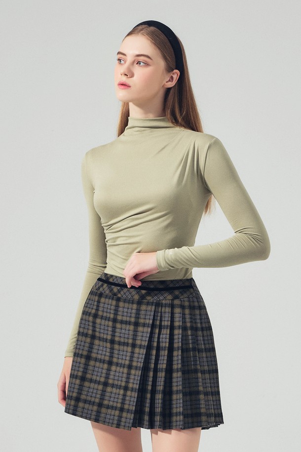 드레이프 모크넥 티셔츠 L/KHAKI는 여성용 상의로, 봄, 가을 시즌에 착용하기 좋습니다. 베이직한 스타일의 긴소매 티셔츠로, 슬림핏 디자인에 카키 컬러가 특징입니다. 골프 및 일상용으로 활용 가능하며, 드레이프 디테일이 돋보입니다. 모크넥 디자인으로 세련된 무드를 연출하며, 미니멀, 클래식, 캐주얼 스타일을 모두 소화할 수 있습니다.
