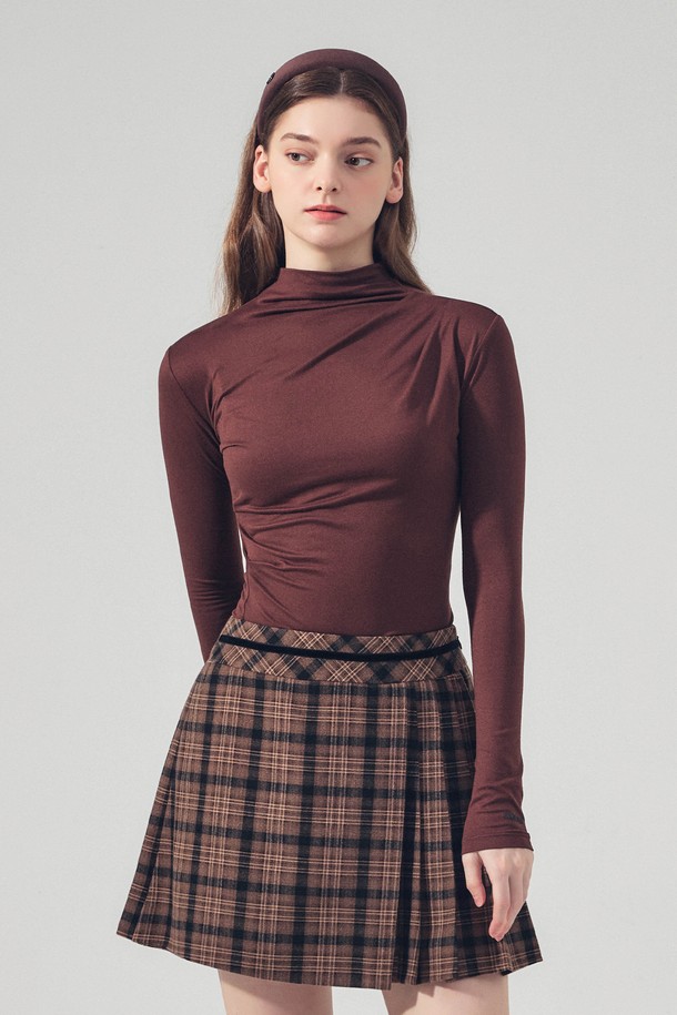 부드러운 촉감의 브라운 드레이프 모크넥 티셔츠입니다. 가을, 겨울 시즌에 어울리는 여성 의류로, 베이직한 스타일을 추구하는 분들께 적합합니다. 레귤러핏과 긴소매 디자인으로 편안한 착용감을 선사하며, 골프룩과 일상복으로 모두 활용 가능합니다. 얇은 두께의 폴리에스테르 소재로 제작되어 드레이프 디테일이 돋보이는 디자인입니다. 미니멀, 클래식, 캐주얼 스타일을 즐겨 입는 분들께 추천합니다.
