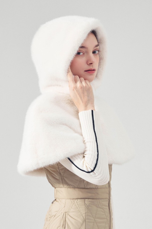 아이보리 컬러의 페이크 퍼(Faux Fur) 케이프 후드입니다. 부드러운 촉감의 두꺼운 퍼 소재로 제작되어 겨울철에도 따뜻하게 착용할 수 있습니다. 우아하고 엘레강스한 스타일을 연출하며, 루즈핏과 크롭 기장으로 편안함을 더했습니다. 골프룩 또는 일상룩에 매치하여 클래식, 미니멀, 로맨틱 무드를 표현해보세요. 민소매 디자인과 집업 여밈 방식으로 간편하게 착용 가능합니다.
