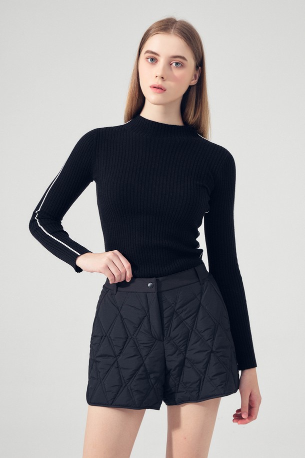 네오 다이아 퀼팅 숏팬츠 BLACK는 여성 골프룩을 위한 스포티하고 캐주얼한 스타일의 숏팬츠입니다. 봄, 가을 시즌에 적합하며, 두꺼운 두께감과 부드러운 촉감의 폴리에스테르 소재로 제작되었습니다. 다이아몬드 퀼팅 패턴이 돋보이며, 레귤러핏으로 편안한 착용감을 제공합니다. 밴딩 처리와 포켓 디테일로 활동성과 실용성을 모두 갖춘 아이템입니다.
