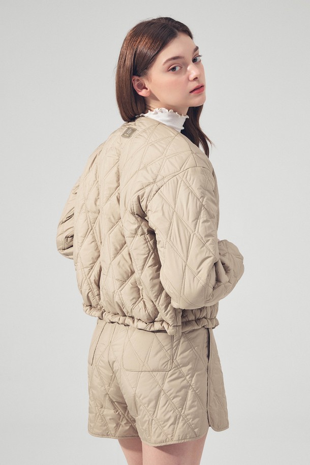 네오 다이아 퀼팅 점퍼 BEIGE는 여성 골프 및 일상복으로 활용 가능한 점퍼입니다. 가을, 겨울 시즌에 적합하며, 부드러운 촉감의 나일론 소재와 두꺼운 두께로 제작되었습니다. 다이아몬드 퀼팅 패턴과 레귤러핏 디자인이 캐주얼, 스포티, 클래식 스타일을 연출합니다. 집업 방식으로 간편하게 착용할 수 있으며 긴 소매 기장과 레귤러 기장으로 편안함을 더했습니다.
