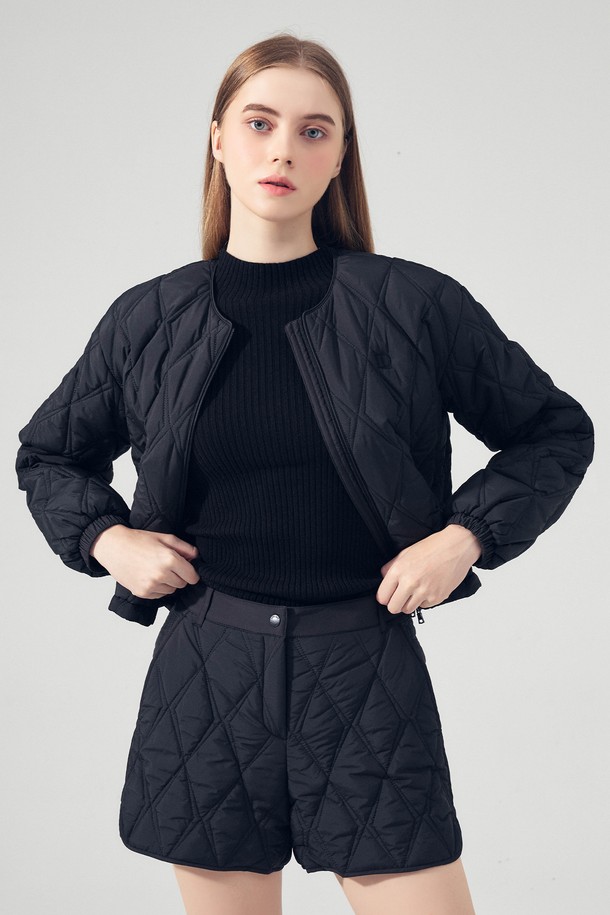 네오 다이아 퀼팅 점퍼 BLACK은 여성 골프 및 일상용으로 적합한 점퍼입니다. 가을, 겨울 시즌에 어울리는 두꺼운 두께감과 부드러운 촉감의 폴리에스테르 소재로 제작되었습니다. 다이아몬드 퀼팅 패턴과 레귤러핏 디자인, 크롭 기장으로 스포티하면서도 미니멀한 스타일을 연출합니다. 집업 스타일의 긴 소매 점퍼로 보온 기능까지 갖춰 실용성을 더했습니다.
