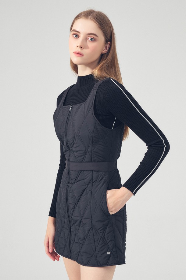 네오 다이아 퀼팅 원피스 블랙은 여성 골프 및 스포츠 활동에 적합한 긴소매 원피스입니다. 두꺼운 두께감의 폴리에스테르 소재로 제작되어 보온성을 제공하며, 부드러운 촉감으로 편안한 착용감을 선사합니다. 다이아몬드 퀼팅 패턴과 하프넥 디자인, 소매 라인 배색이 스포티하면서도 미니멀한 스타일을 연출합니다. 집업 디테일이 있어 간편하게 착용할 수 있으며, 레귤러핏으로 제작되어 활동성을 높였습니다. 가을, 겨울 시즌 골프룩으로 활용하기 좋은 클래식한 디자인의 원피스입니다.
