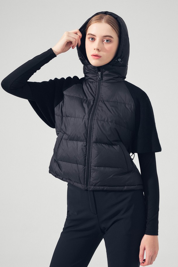 니트 하이브리드 다운 점퍼 BLACK은 여성 골프룩과 일상 모두에 활용 가능한 아우터입니다. 블랙 컬러에 스포티함과 캐주얼 무드를 더했으며, 미니멀한 스타일을 추구하는 분들께 적합합니다. 니트와 폴리에스테르 소재의 조합으로 부드러운 촉감과 두꺼운 두께감을 제공하여 가을, 겨울철 보온성을 높였습니다. 집업 스타일의 크롭 기장이며, 후드 디자인과 하이브리드 기능으로 활동성과 스타일을 동시에 만족시킵니다. 긴 소매 기장의 레귤러핏 다운 점퍼로, 경량성을 더해 편안한 착용감을 선사합니다.
