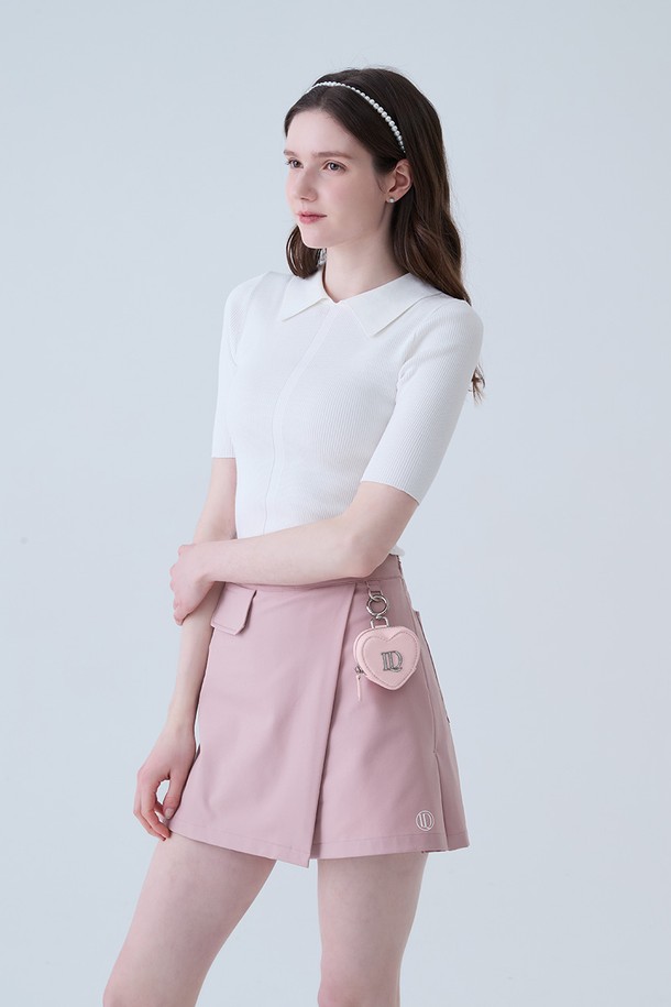 "하트 볼 파우치 PINK"는 여성스러운 스타일을 강조하는 핑크색 파우치입니다. 합성 가죽 소재로 제작되었으며, 하트 모양과 키링 및 참장식 디테일이 돋보입니다. 지퍼형 잠금 방식으로 내용물을 안전하게 보관할 수 있으며, 스몰 사이즈로 휴대성이 좋습니다. 데이트룩, 골프룩 등 다양한 TPO에 걸리시, 로맨틱, 캐주얼 스타일로 연출하기 좋습니다. 일상에서 활용하기 좋은 실용적인 아이템입니다.
