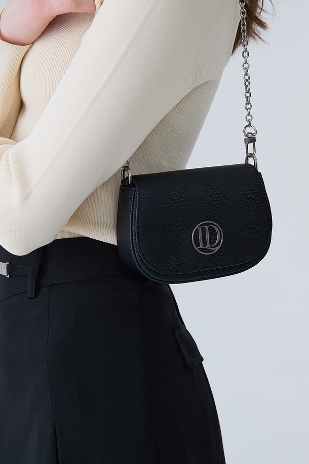 플립 체인 벨트백 BLACK은 합성 가죽 소재의 스몰 사이즈 벨트백입니다. 무지 패턴에 반원 모양으로 디자인되었으며, 블랙 컬러로 시크하고 미니멀한 스타일을 연출합니다. 플립 디자인과 자석형 잠금 방식이 특징이며, 체인 장식과 로고 디테일로 포인트를 더했습니다. 일상생활뿐만 아니라 골프룩에도 잘 어울리는 실용적인 아이템입니다.
